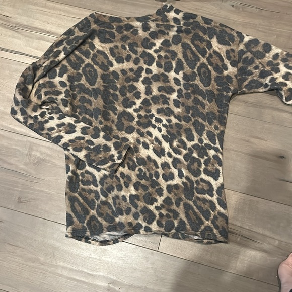 Leopard sweatshirt with twist front - Picture 4 of 6